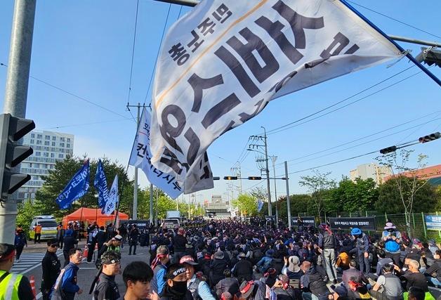 민주노총 화물연대 1200명 집결…"CU BGF·경찰 규탄"