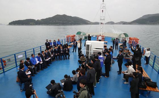 [뉴스1 PICK]욕지도 바다에서 최고위 갖는 정청래 대표, 1박2일 경남 통영 방문