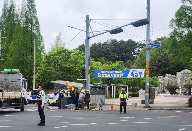 음주 운전하다 신호등 들이받은 60대 입건…도심 교통 '마비'