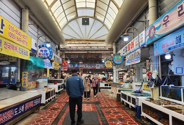 [르포] "與 인기 너무 좋다" "아직은 미풍"…술렁이는 경남 민심