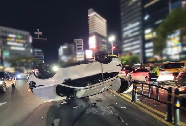 부산 연산교차로서 승용차끼리 충돌해 1대 전복…2명 경상