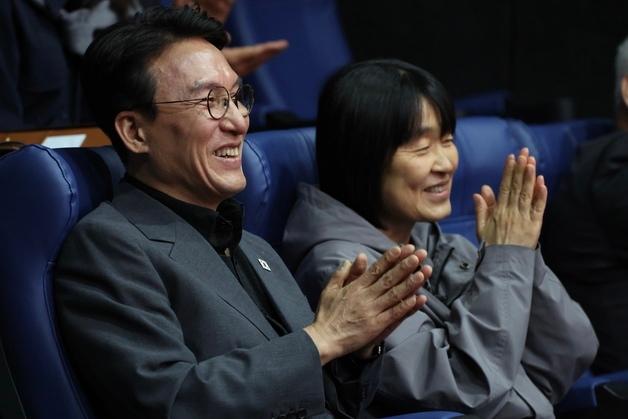 金총리, 독립영화 '3학년 2학기' 관람…"고3 취업 따뜻이 담아내"