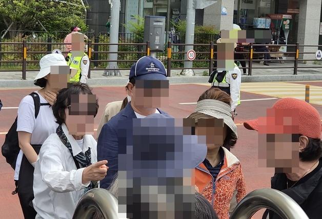 한동훈, 부산 구포초 찾아 "재건의 출발"…환호 속 "배신자" 고성 시끌