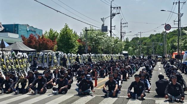 격앙됐던 진주 물류센터 앞, 하루 만에 차분…긴장감 속 추모 이어져