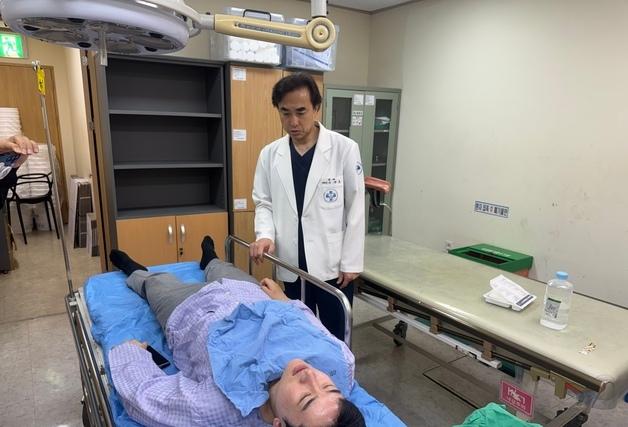 "어린놈이 무슨 시장 출마" 출근길 인사 중 '커피 공격'…부산 정이한 병원 이송