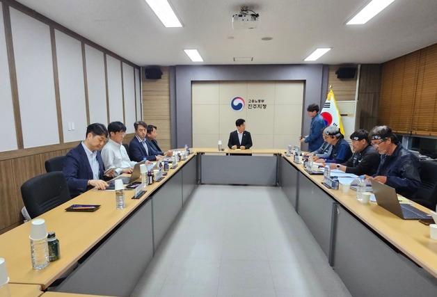 화물연대-BGF 교섭장 찾은 김영훈 "새 틀 만들면 비온 뒤 땅 굳어질 것"