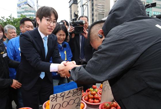 하정우 전 AI수석 북구 첫 행보…구포시장서 민심 청취(종합)