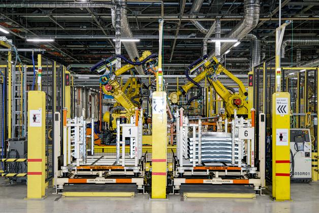 "로봇과 사람 공존 완성"…소형 SUV 핵심 한국GM 창원공장 가보니