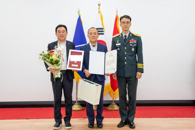 53사단 부산여단, 6·25 참전용사 유가족에 화랑무공훈장 전수