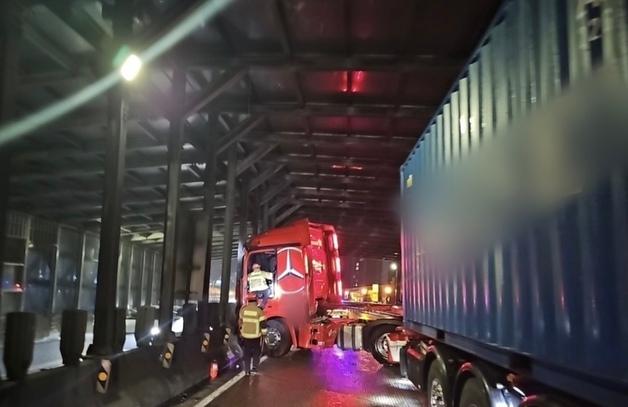 빗길에 컨테이너 화물차 벽에 '쾅'…동서고가로 1시간 반 넘게 통제