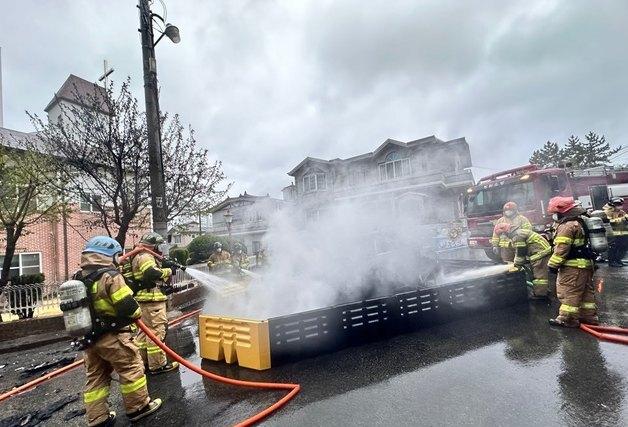 새벽길 달리던 전기택시 연석 들이받고 '불'…배터리 발화 추정