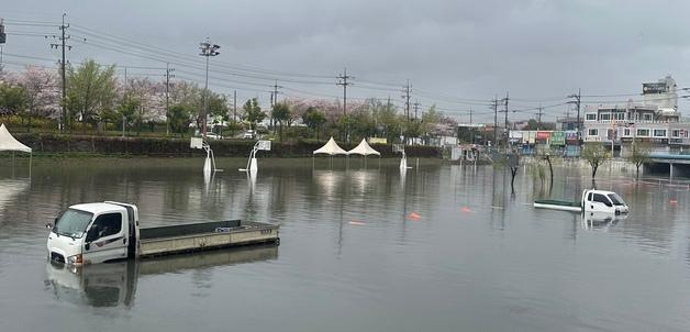 부산 지역, 강풍과 호우에 침수·간판 넘어짐 사고 잇달아