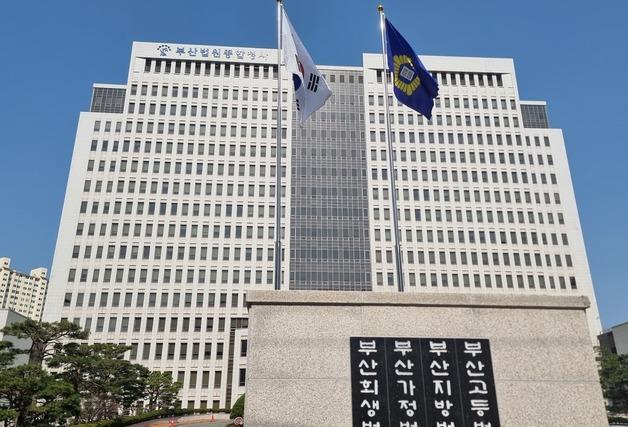 합판 파내 24억 상당 담배 숨겨…형제 밀수업자 1심서 실형