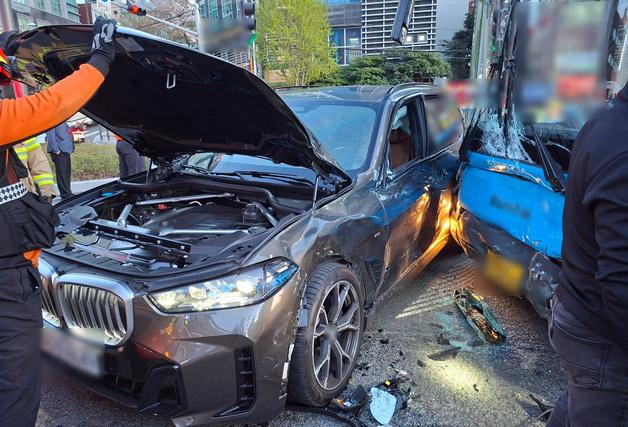 부산 사상구 냉정역 인근서 버스와 승용차 충돌…5명 경상