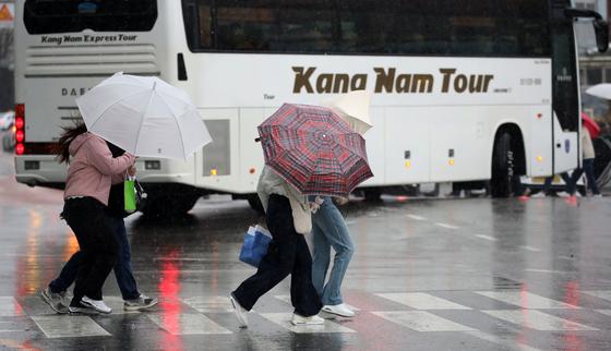[오늘의 날씨] 부산·경남(17일, 금)…최대 60㎜ 비, 낮 최고 20도