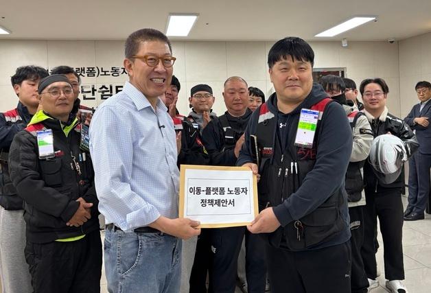 박형준, 노동절 맞아 배달노동자 만나…"'라이더 보험' 등 지원 검토"