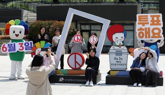 부산 기초단체장 후보 평균 재산 18억…전과 10명·체납 4명