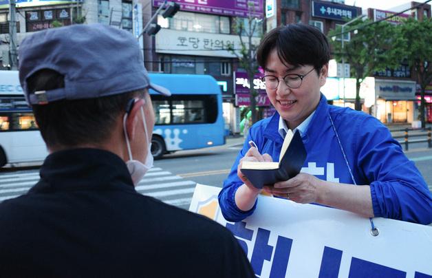  하정우, 초등생 편지 공개 이어 구포시장·퇴근길 인사(종합2보)