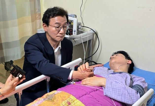 정이한 병문안한 전재수, 손 잡고 위로…"토론 기회 있어야"