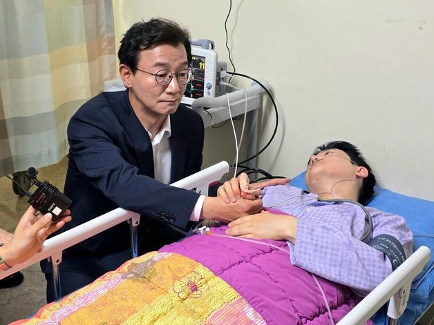 정이한 병문안한 전재수, 손 잡고 위로…"토론 기회 있어야"