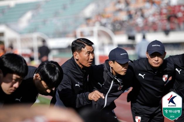 'K리그2 선두' 부산 조성환 감독 "마냥 행운으로 돌리면 섭섭해"