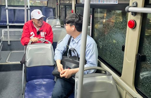 "오늘도 고생 많으셨습니다"…박형준, 부산 심야버스서 첫 선거운동