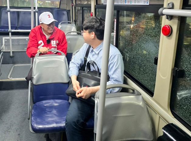 "오늘도 고생 많으셨습니다"…박형준, 부산 심야버스서 첫 선거운동