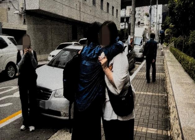 경찰 도움에 미국 입양인, 50년 만에 이복동생 만났다