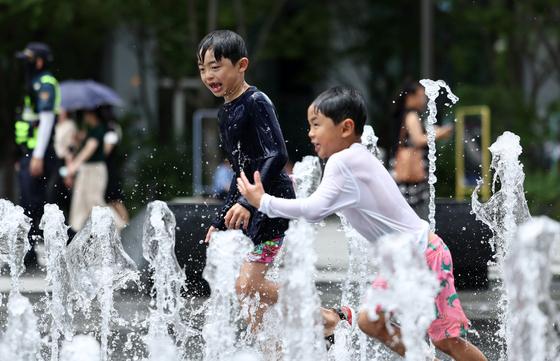 주말 물폭탄, 제주 250㎜·강원 150㎜·수도권 100㎜…일요일 30도 더위 