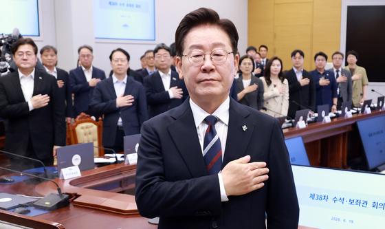 국민의례 하는 이재명 대통령