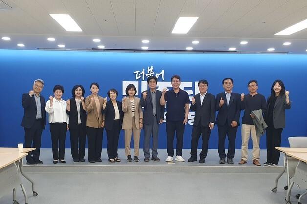 한갑용, 부산시의회 민주당 원내대표 추대…국힘은 경선 거론