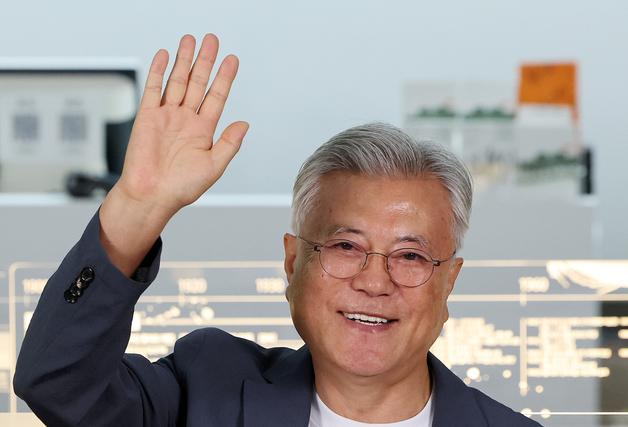 문재인 전 대통령 '평산책방' 개점 1200일…63만명 다녀갔다