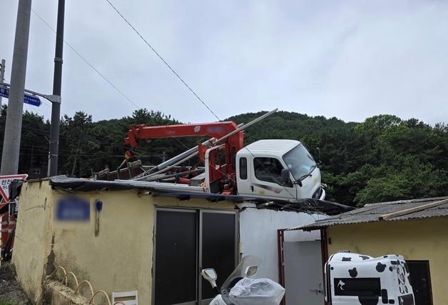 부산 황령산 물만골 통신선 작업현장에 화물차 돌진…5명 중경상