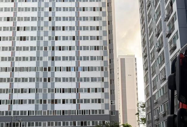 부산 다대동 아파트서 불…50대 남성 추락해 숨져 