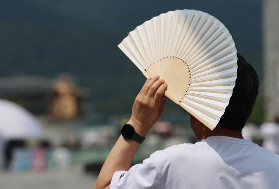 처서 지났는데 다시 더워져…보름만에 온열질환 사망자도 나왔다