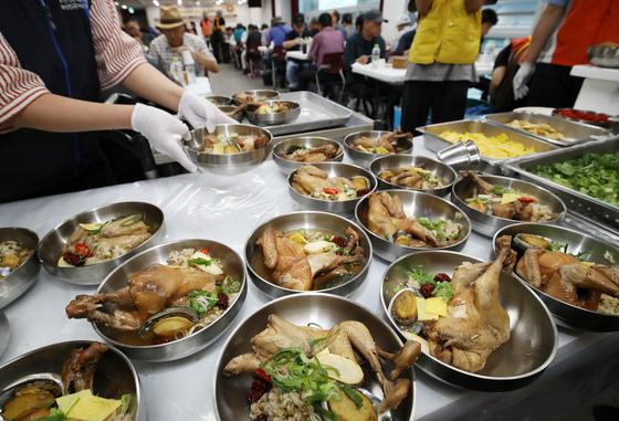 초복 맞아 부산 곳곳 취약계층 '삼계탕 나눔'…건강한 여름 응원