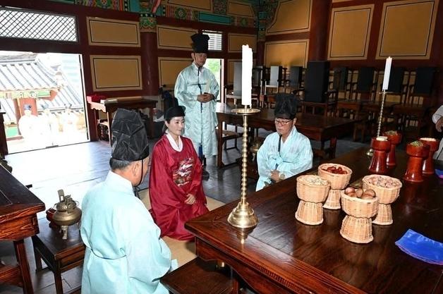 "난 여성군수 아닌 기장군수"…우성빈, 전통 관복 입고 고유례 봉행