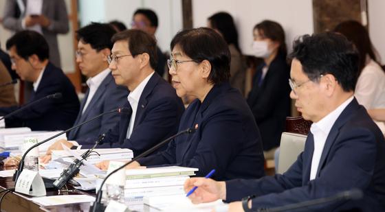 제6차 국민연금기금운용위원회 주재하는 정은경 장관