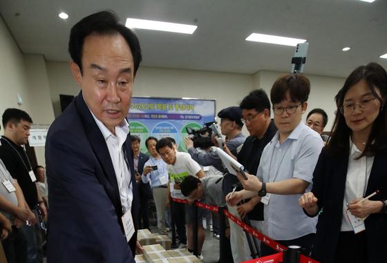 44표 차 통영시장 재검표 시작부터 '삐걱'…봉인 문제로 1시간 넘게 지연