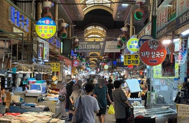 "얼음 2포대 쓰다 요즘 5포대 써요"…폭염 꺾이자 활기 찾은 부전시장