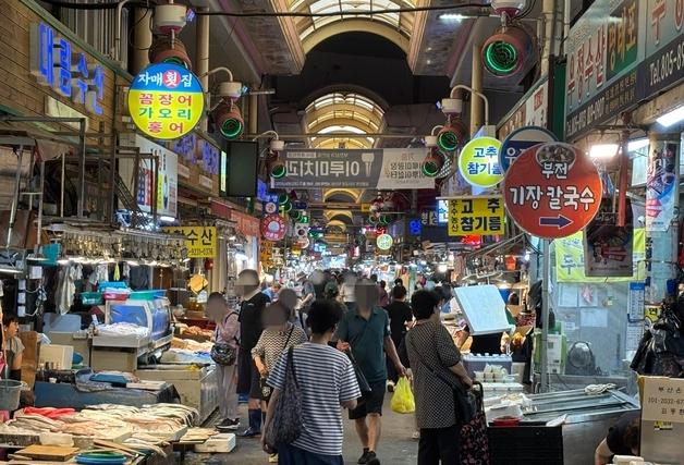 "얼음 2포대 쓰다 요즘 5포대 써요"…폭염 꺾이자 활기 찾은 부전시장