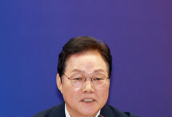 박완수 경남지사, '관권선거·딥페이크 의혹' 경찰 출석…13시간 조사