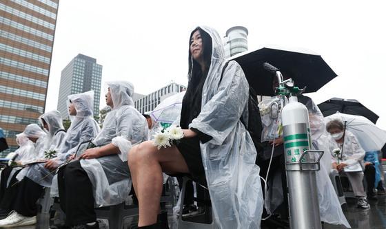 산소발생기 착용한 채 추모제 참석한 가습기살균제 피해자