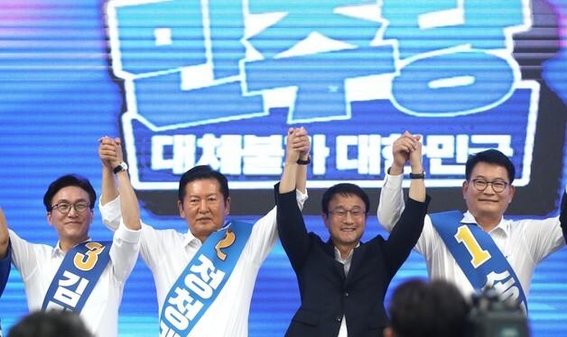 손 맞잡은 민주당 당대표 후보들