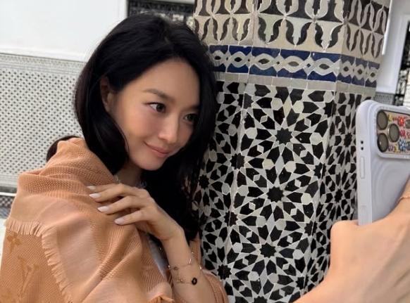 "잘못 입금된 줄"…신민아 통장에서 15년간 빠져나간 '37억원' 왜?
