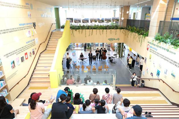 경남 고성 책둠벙도서관 1년간 15만명 방문…'문화 쉼터' 자리매김