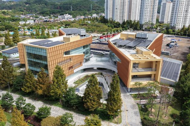 도서관·수영장 갖춘 복합문화공간 '진주하모니움' 준공…연내 운영
