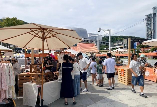 수해 피해 딛고 활기 되찾는 거제…장승포항 '오션빌리지' 북적