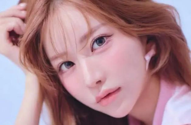 호송차서 혀 내밀고 윙크…매출 20억 주점 유명 접대부에 쏟아진 반응[영상]