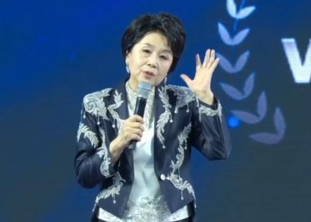 "노래가 뭔지 몰라" 17세 김다현 쏘아붙인 심수봉, 불안한 걸음 '건강 이상설'